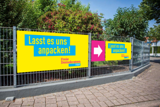 Banner "Lasst es uns..." mit Wegweiser